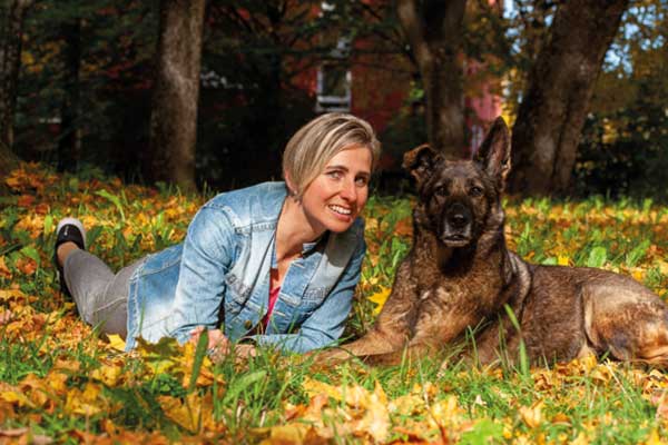 Simone Kikstein mit Ihrem Hund